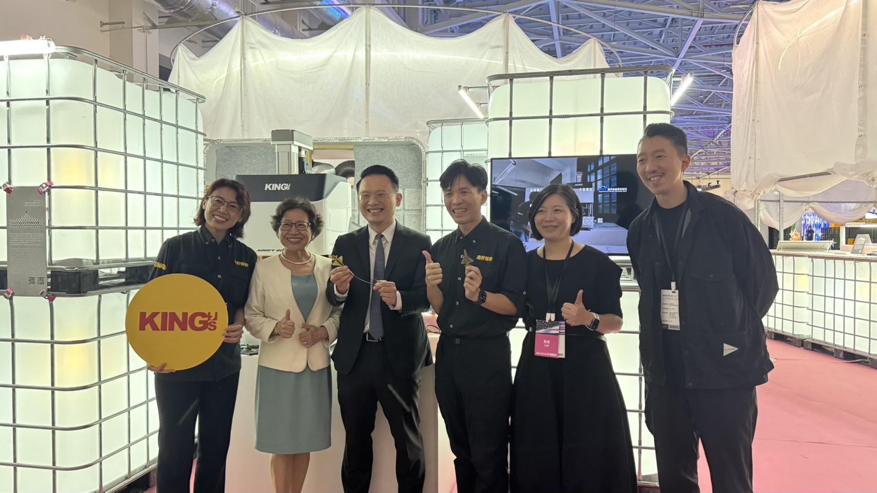 Taoyuan Deputy Mayor Su Jun-bin visits the KING'S booth at the Taiwan Design Expo
