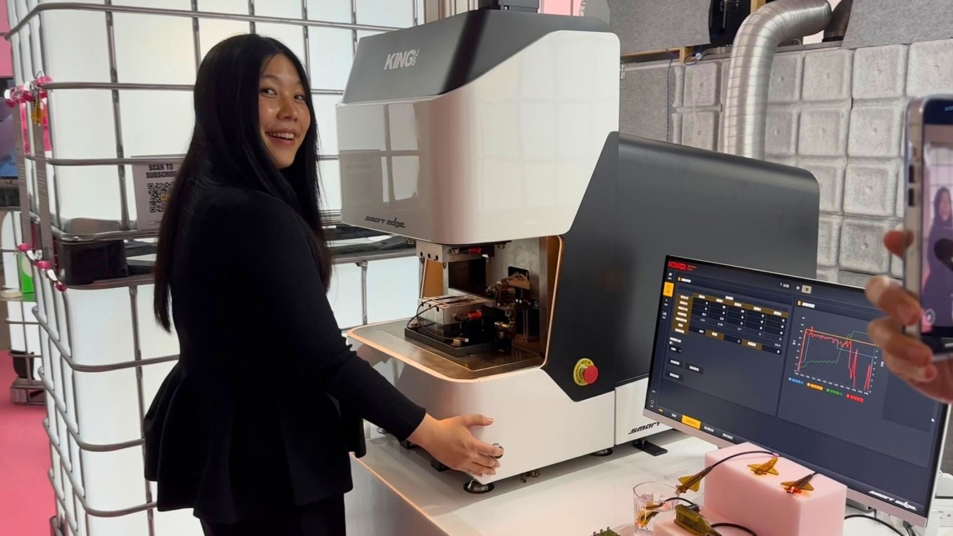 Chun-Tien Hsiao encapsulates a Type-C charging cable at the KING'S booth
